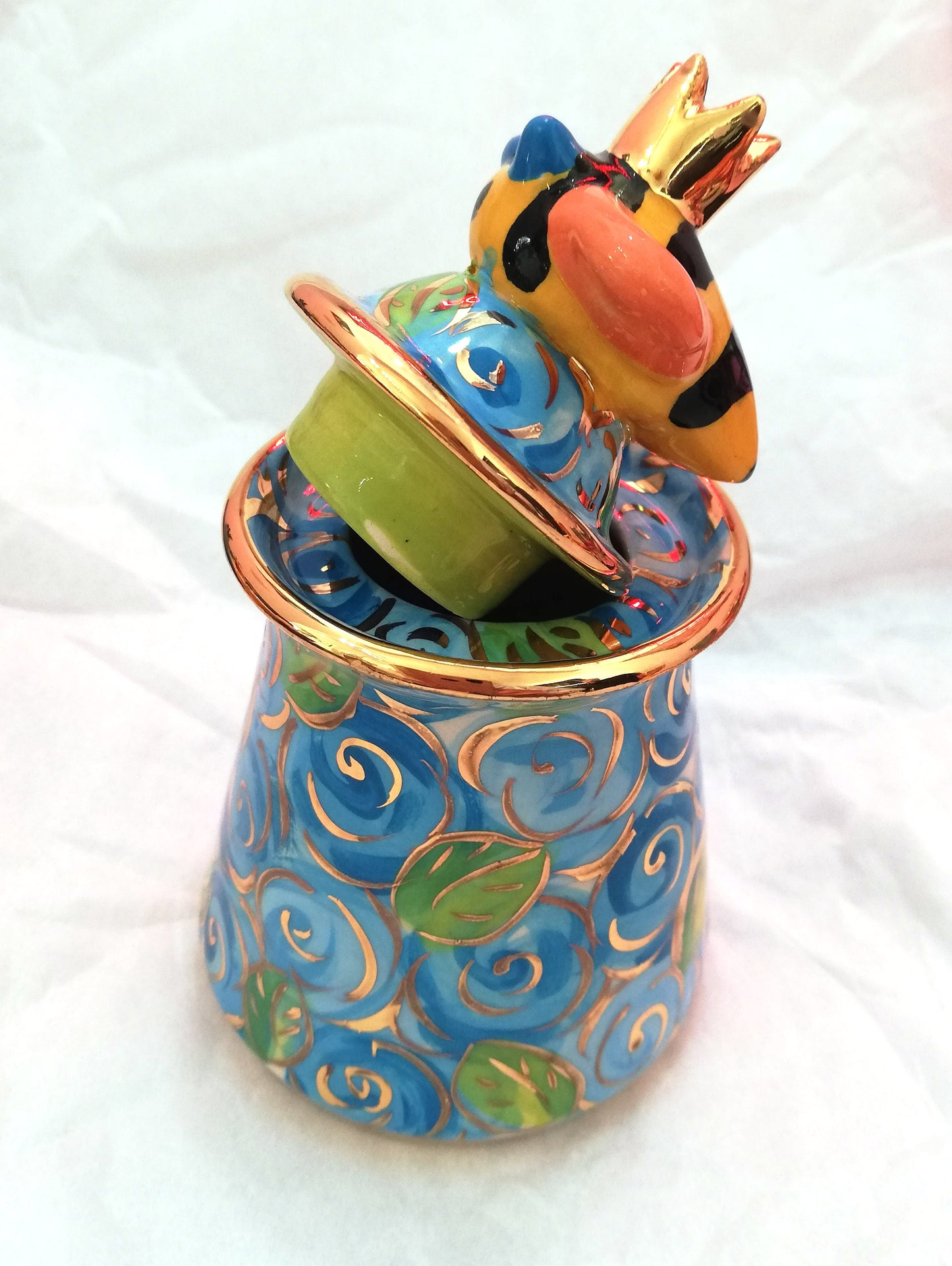 Bee-Lidded-Pot-Mary-Rose-Young